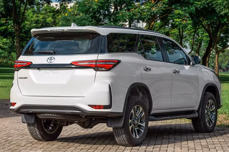 Có thể nói, Ford Everest và Toyota Fortuner là hai mẫu xe hiếm hoi cạnh tranh bằng thực lực bởi cả hai không sử dụng ưu đãi để tăng sức hút. Những số liệu bán ra cho thấy, người Việt đang dành sự ưu ái lớn đối với mẫu SUV cỡ D gốc Mỹ. Tại Việt Nam, giá xe Ford Everest dao động từ 1,106 - 1,545 tỷ đồng.