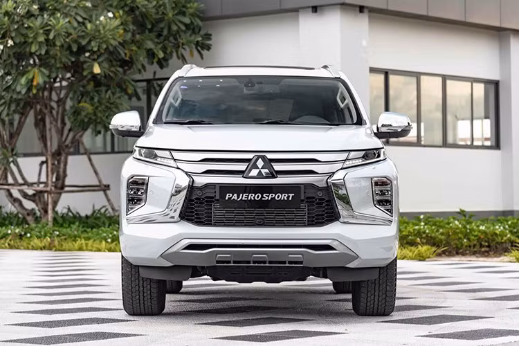 Tháng 6 tiếp tục ghi nhận sự đứng yên của Mitsubishi Pajero Sport khi doanh số 3 tháng gần đây đạt 0 xe. Mitsubishi Pajero Sport vẫn xuất hiện trên danh mục sản phẩm chính hãng nên còn khá sớm để đưa ra kết luận về số phận của mẫu xe này.