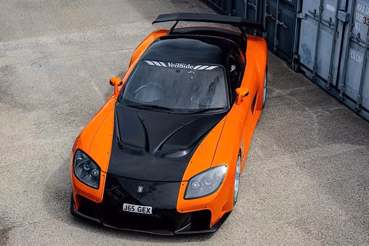Chiếc Mazda RX-7 VeilSide 1992 xuất hiện trong Fast and Furious : Tokyo Drift này thực tế nó đẹp mê hồn, đến mức một tay chơi nào đó đã vừa bỏ ra tới 911.000 bảng Anh (1,22 triệu USD - hơn 25 tỷ đồng) để mua nó.