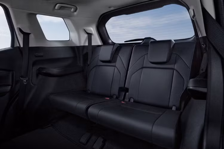 Mẫu SUV 7 chỗ mới này còn có hệ thống âm thanh cao cấp Yamaha Dynamic Sound, mang lại trải nghiệm âm thanh sống động và tinh chỉnh chuyên sâu, hứa hẹn đáp ứng tốt nhu cầu của người dùng trẻ hoặc gia đình yêu thích sự tiện nghi.