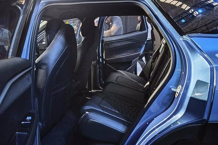 Nút bấm khởi động của xe được lấy cảm hứng từ các siêu xe Lamborghini với nắp che màu đỏ nổi bật ở cụm điều khiển trung tâm. Omoda C4 được trang bị ghế “Starship Commander Seat” lấy cảm hứng từ phong cách game thủ, kết hợp với hệ sinh thái tùy chỉnh đa dạng, cho phép người dùng cá nhân hóa xe theo sở thích.