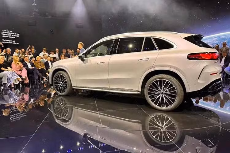 Mercedes-Benz GLC L EV sử dụng hệ dẫn động hai mô-tơ điện, cho công suất 416 mã lực và mô-men xoắn 800 Nm. Xe được trang bị pin dung lượng 89 kWh, cho phạm vi hoạt động hơn 700 km theo chuẩn CLTC. Nền tảng điện áp 800V cho phép sạc nhanh, bổ sung khoảng 260 km quãng đường chỉ trong 10 phút.