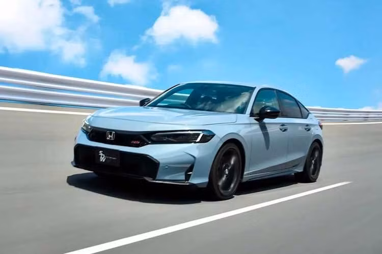 Honda vừa cho ra mắt một phiên bản Civic e:HEV RS 2026 mới tại Nhật Bản, kết hợp phong cách thể thao của bản RS với hệ thống hybrid. Xe không có hộp số sàn, vì vậy sử dụng hệ thống chuyển số mô phỏng được thừa hưởng từ mẫu Prelude để tăng thêm sự hứng thú cho người lái.