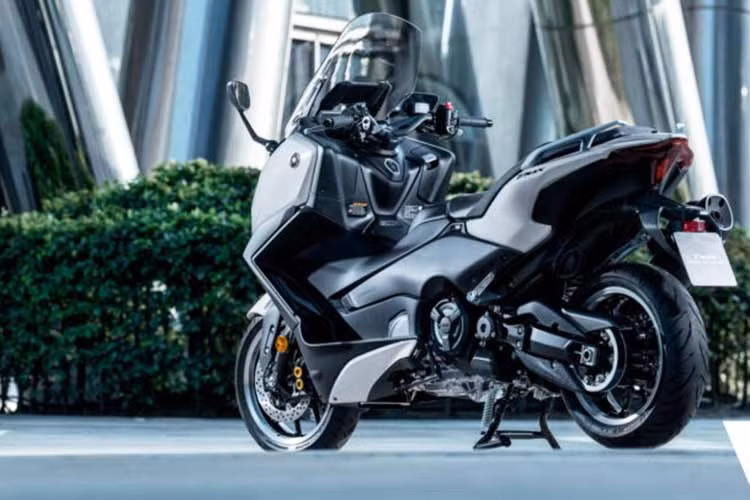 Về ngoại hình, mẫu xe tay ga cỡ lớn Yamaha TMAX 2026 sở hữu kích thước lớn đạt 2195 x 780 x 1415mm (dài x rộng x cao, không gồm kính chắn gió) cho phép mở rộng không gian lái trên xe.