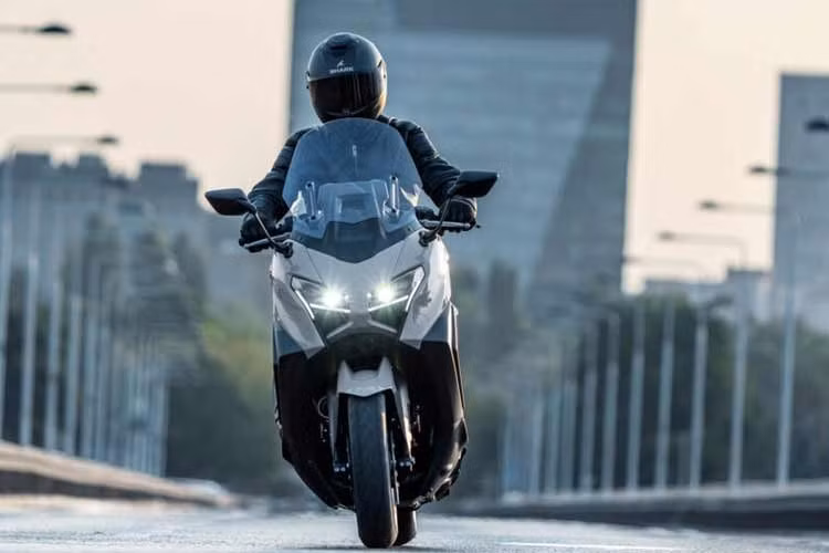 Công nghệ mới này vốn được phát triển từ các dòng xe supersport hiệu suất cao của hãng, giúp tối ưu khả năng phanh trong nhiều điều kiện vận hành khác nhau, từ tốc độ, góc nghiêng cho đến độ bám của mặt đường. Tại thị trường Malaysia, TMax Tech Max 2026 được bán với mức giá 75.888 ringgit (khoảng hơn 505 triệu đồng).