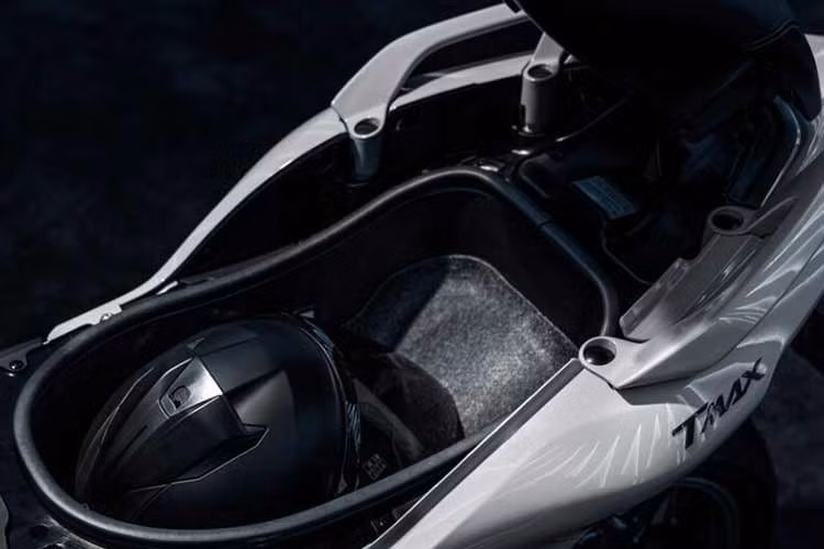 Yamaha TMax Tech Max 2026 sở hữu trọng lượng 221 kg, bình xăng dung tích 25 lít và chiều cao yên ở mức 800 mm, phù hợp với nhiều đối tượng người dùng trong phân khúc maxi-scooter cao cấp. Yên xe rộng với đệm lưng, giúp xe di chuyển thoải mái nhất cho chuyến hành trình dài.