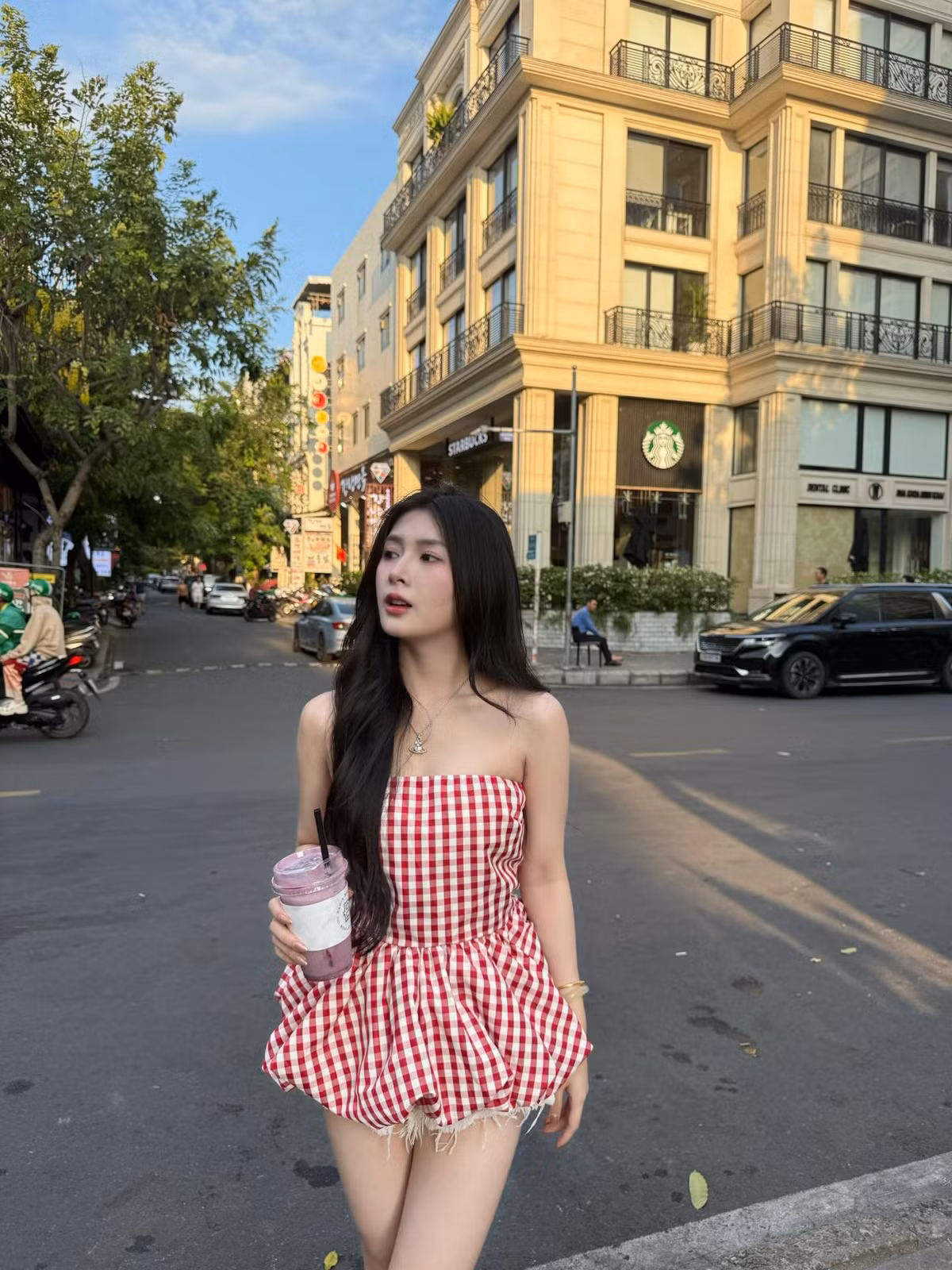 Bên cạnh ngoại hình nổi bật, cô nàng còn được yêu mến bởi tính cách dễ thương, pha chút tinh nghịch và phong cách thời trang ngày càng táo bạo, cuốn hút.