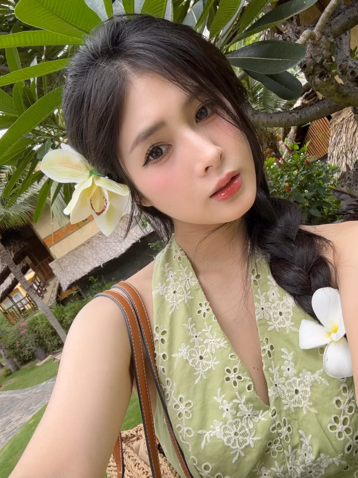 Quỳnh Alee bắt đầu làm streamer để có tiền trang trải cuộc sống và vì yêu thích chơi game. Ban đầu, cô gặp khó khăn với những bình luận khiếm nhã khi livestream game lái xe Truck Simulator nhưng nhanh chóng thu hút sự chú ý nhờ ngoại hình.