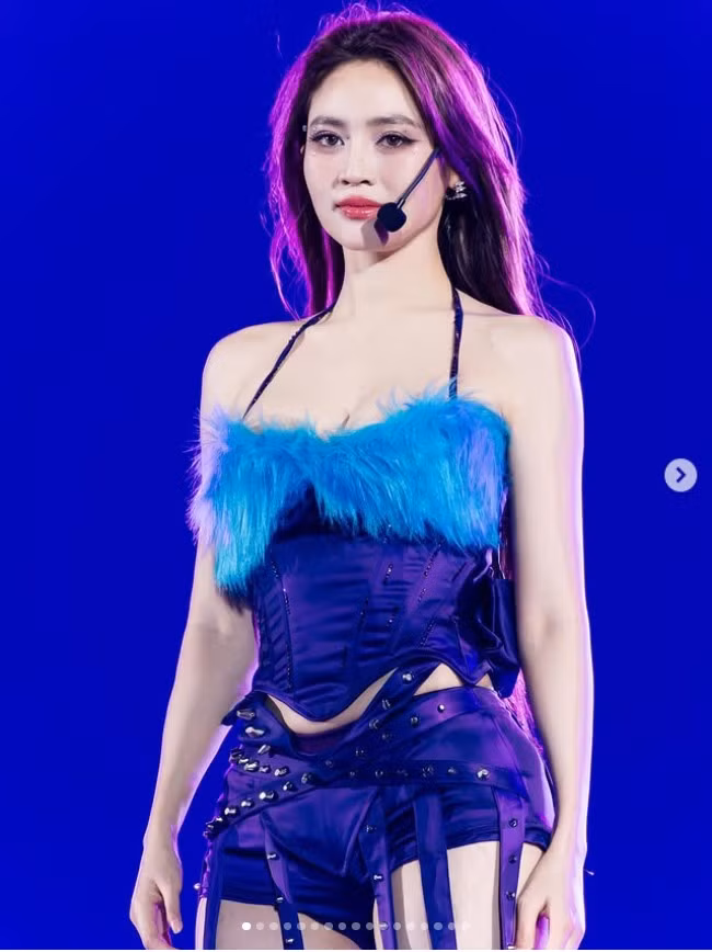 Lối trang điểm nhấn vào đôi mắt sâu, làn da mịn màng cùng đường nét hài hòa khiến nữ diễn viên vừa mang vẻ cá tính, vừa không đánh mất nét xinh đẹp vốn có.
