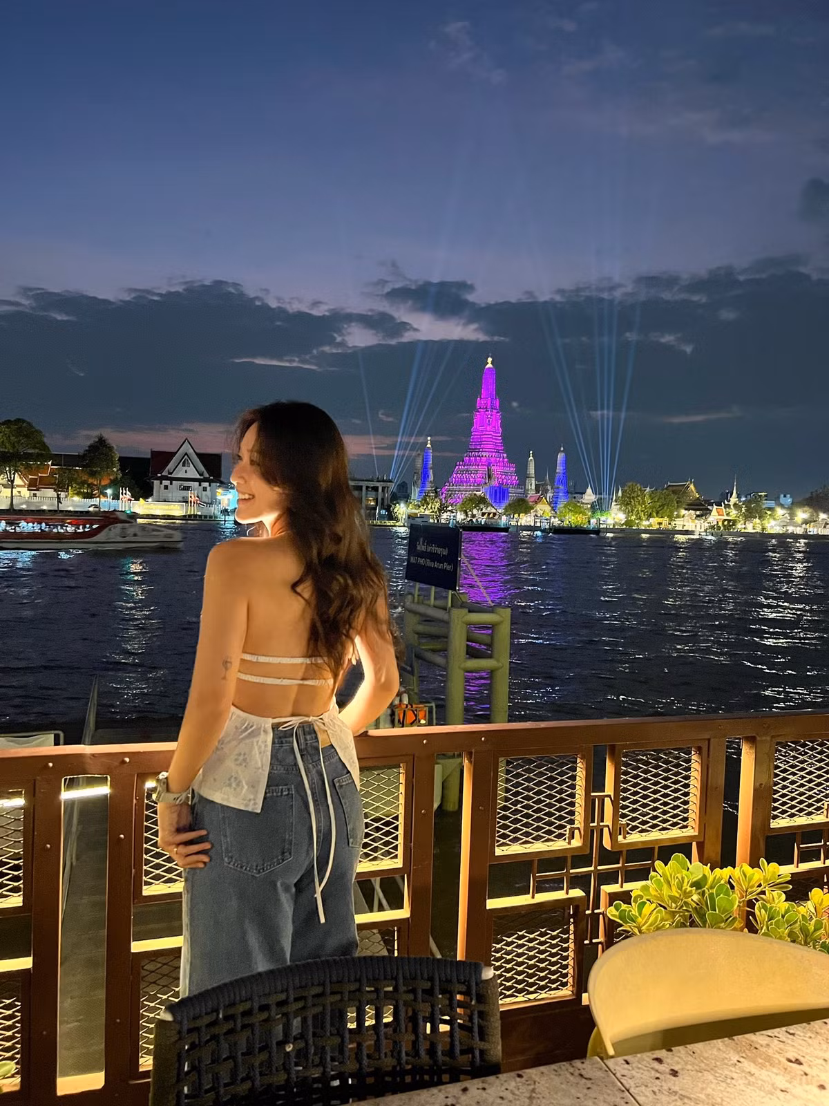 Khả Ngân (tên thật Trần Thị Kim Ngân, sinh năm 1997) bắt đầu nổi tiếng vào khoảng năm 2012–2013 với hình tượng “hot girl boxing”.