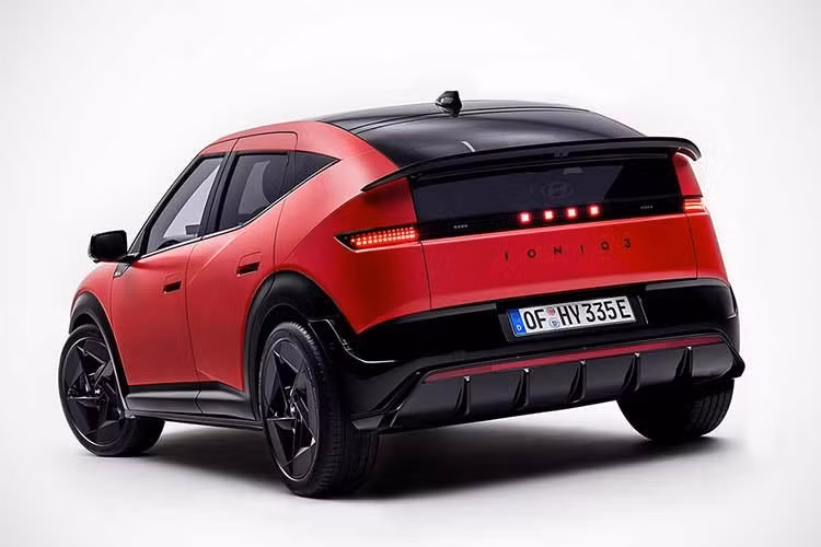 Những chi tiết mang tính thử nghiệm của phiên bản concept đã bị lược bỏ khỏi Hyundai Ioniq 3. Xe không còn cửa bất đối xứng kiểu Veloster, thay vào đó là cấu hình 5 cửa truyền thống nhằm tối ưu tính thực dụng và khả năng thương mại hóa. Phía trước, xe được trang bị cụm đèn pha LED tách tầng, kết hợp 4 điểm sáng tạo hình chữ “H” theo mã Morse. Thiết kế tương tự cũng được lặp lại ở phía sau.