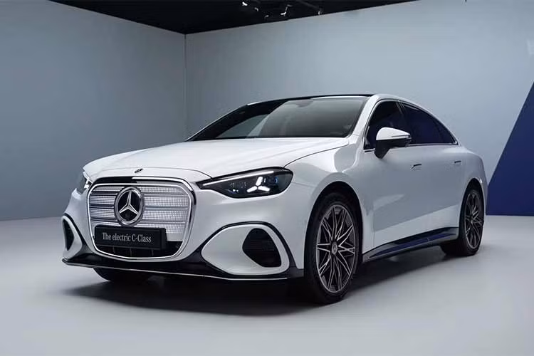 Mercedes-Benz C-Class thuần điện hoàn toàn mới đã chính thức được ra mắt, biến một trong những dòng xe quan trọng nhất toàn cầu của thương hiệu thành đối thủ cạnh tranh trực tiếp với người đồng hương BMW Neue Klasse i3. Đây là một bước chuyển mình mạnh mẽ khỏi các phiên bản động cơ đốt trong truyền thống.