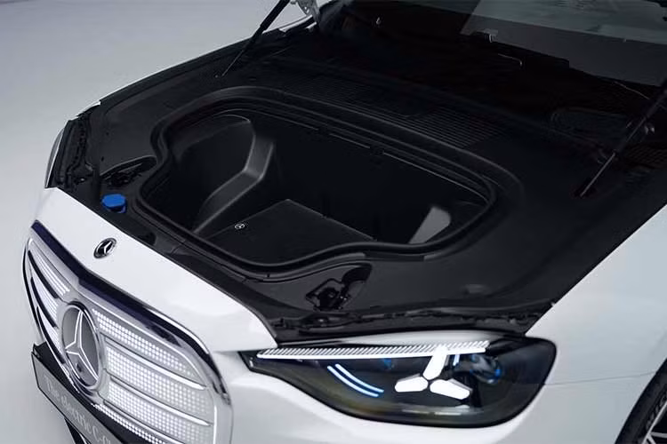 Cung cấp sức mạnh cho phiên bản C 400 4Matic vừa ra mắt là động cơ điện kép với tổng công suất 482 mã lực. Đây là cấu hình cơ bản tương tự như trên GLC 400 4Matic được ra mắt vào mùa thu năm ngoái. Trong khi chiếc SUV cần hơn 4 giây để đạt tốc độ 97 km/h từ khi đứng yên, thì C 400 điện có thể làm được điều đó trong 3,9 giây. Tốc độ tối đa giới hạn ở mức 209 km/h.