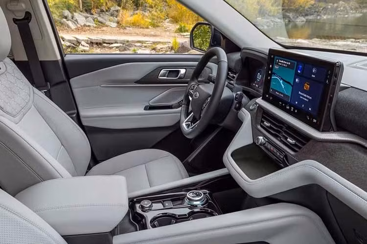 Ford Explorer Tremor được phát triển để tăng khả năng vận hành trên địa hình khó so với các phiên bản trước. Xe được trang bị lốp địa hình, hệ thống treo nâng cao thêm 1 inch và các chi tiết bảo vệ gầm. Khoảng sáng gầm đạt 8,7 inch, cao hơn Honda Pilot Trailsport nhưng thấp hơn Kia Telluride X-Pro.
