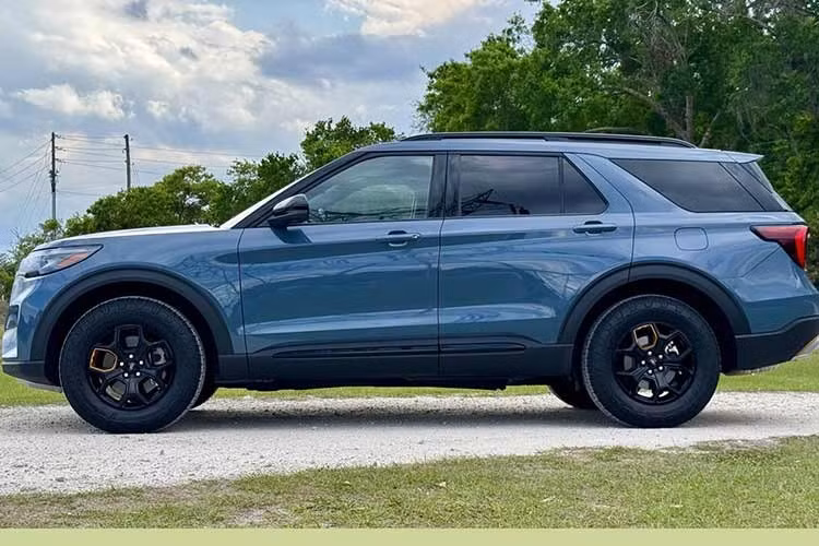 Ford Explorer Tremor 2026 có giá khởi điểm 48.965 USD với động cơ 4 xi-lanh. Khi trang bị gói Tremor Ultimate Package, giá xe tăng lên 60.815 USD. Trong khi đó, phiên bản Explorer ST có giá từ 54.905 USD nhưng không bao gồm sẵn một số trang bị cao cấp như cửa sổ trời toàn cảnh hay hệ thống âm thanh 14 loa.