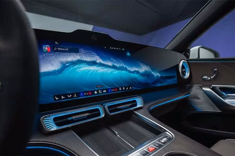 Mercedes-Benz cho biết điều này tạo ra một môi trường trải nghiệm sống động hơn, đồng thời cho phép các chức năng thông tin và giải trí riêng biệt cho người lái và hành khách. Đây là một sự tương phản thú vị với BMW i3 mới, chỉ có màn hình cảm ứng dạng máy tính bảng tương đối nhỏ, các phần còn lại của thông tin được đặt ở dải màn hình phía dưới kính chắn gió.