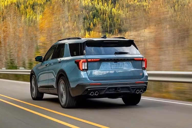 Mẫu xe SUV Ford Explorer 2026 tiếp tục sử dụng dải động cơ EcoBoost, bao gồm bản tiêu chuẩn 4 xi-lanh tăng áp dung tích 2.3L, cho công suất 300 mã lực và mô-men xoắn 420 Nm. Xe có cấu hình dẫn động cầu sau tiêu chuẩn – khá hiếm trong phân khúc – cùng tùy chọn hệ dẫn động 4 bánh.