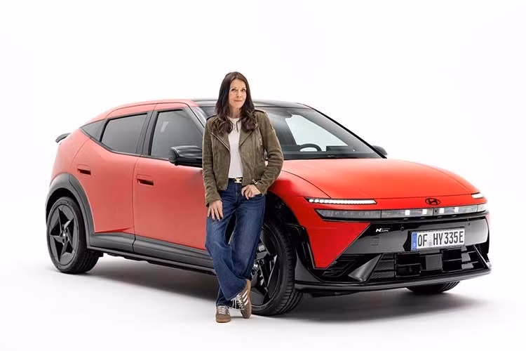 Hyundai đã ra mắt Ioniq 3 - mẫu xe dành cho người mới "nhập môn" ôtô điện tại thị trường châu Âu. Được phát triển từ mẫu xe ý tưởng Concept Three ra mắt vào năm ngoái, Hyundai Ioniq 3 trở thành phiên bản thương mại với kiểu dáng “hatchback khí động học” dù vẫn mang nhiều chi tiết theo phong cách SUV.