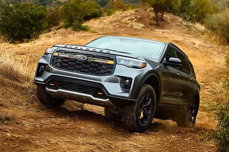 Ford vừa giới thiệu phiên bản Explorer 2026 với loạt nâng cấp đáng chú ý, trong đó nổi bật là tùy chọn động cơ V6 tăng áp kép công suất 400 mã lực – thừa hưởng từ dòng Raptor. Đây được xem là bước đi nhằm gia tăng lợi thế cạnh tranh trước các đối thủ như Kia Telluride trong phân khúc SUV 3 hàng ghế.