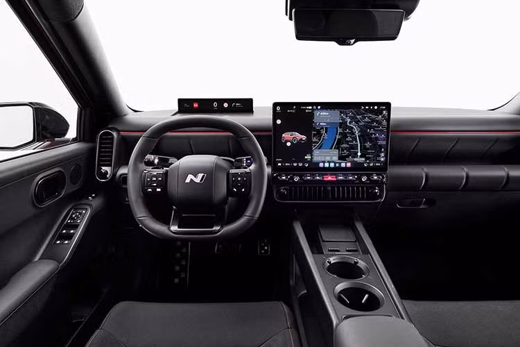 Bên trong khoang lái, điểm nhấn của Hyundai Ioniq 3 là màn hình cảm ứng trung tâm 14,6 inch đặt nổi ở bản cao cấp. Trong khi đó, các phiên bản thấp hơn sử dụng màn hình 12,9 inch kết hợp bảng đồng hồ kỹ thuật số nhỏ gọn. Tất cả vận hành trên hệ thống giải trí Pleos dùng nền tảng Google lần đầu xuất hiện trên xe thương mại của Hyundai.