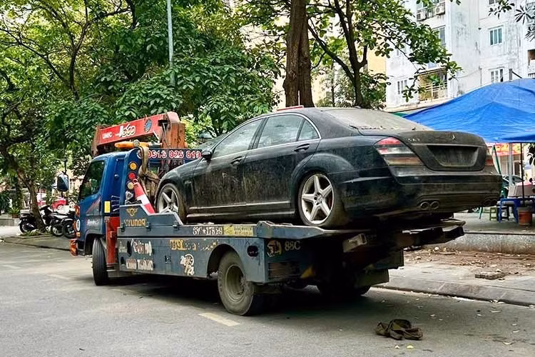 Theo vị chỉ huy này cho hay, qua xác minh công an phường xác định chiếc xe là tang vật trong một vụ án do Công an quận Thanh Xuân (cũ) thụ lý. Do đó, chiếc xe Mercedes-AMG S63 này sẽ được cẩu đi để phục vụ công tác điều tra.