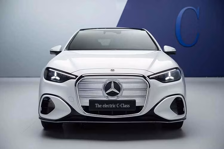 Mercedes-Benz cho biết việc giới thiệu mẫu xe C-Class điện sẽ bắt đầu tại Mỹ, phiên bản đầu tiên là C 400 4Matic, dự kiến công bố giá bán và bàn giao từ quý I/2027. Trong tương lai, C-Class điện sẽ có thêm phiên bảng dùng một động cơ điện và dẫn động cầu sau, phạm vi hoạt động tối đa lên đến 800km.