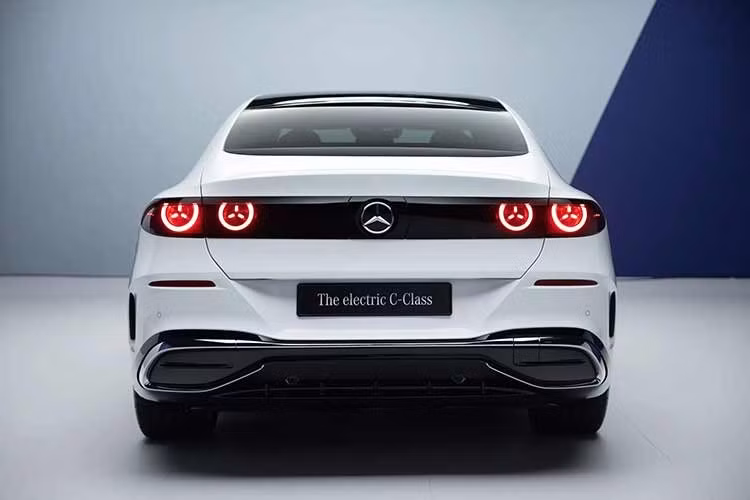 C 400 được trang bị hệ thống treo khí nén, hệ thống giảm chấn dự đoán sử dụng dữ liệu Car-to-X và bản đồ để chuẩn bị cho các điều kiện đường sá, và hệ thống lái trục sau với góc quay lên đến 4,5 độ. Điều này giúp giảm bán kính quay vòng xuống còn 11,2 mét, cải thiện khả năng vận hành linh hoạt trong môi trường đô thị đồng thời tăng cường độ ổn định khi di chuyển ở tốc độ cao.