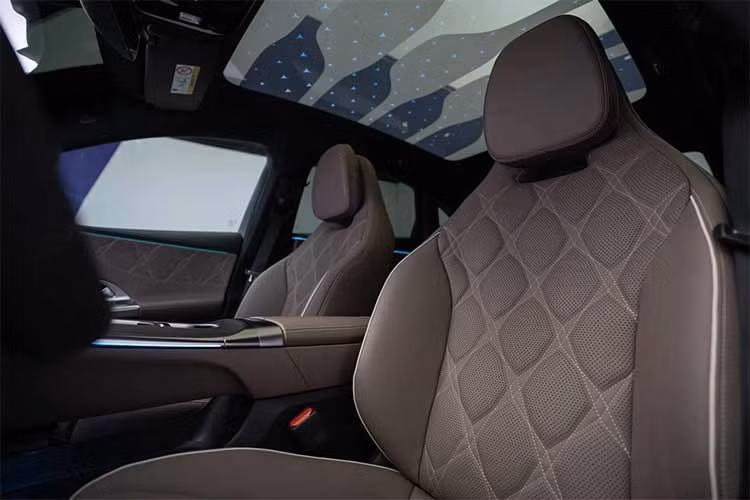 Không gian nội thất cũng mang đến sự sang trọng hơn so với các thế hệ C-Class trước đây. Ghế trước tùy chọn có chức năng massage, thông gió, điều chỉnh hỗ trợ thắt lưng và âm thanh 4D tích hợp. Khách hàng cũng có thể lựa chọn cửa sổ trời toàn cảnh với 162 ngôi sao phát sáng, thay đổi màu sắc theo hệ thống đèn chiếu sáng nội thất.