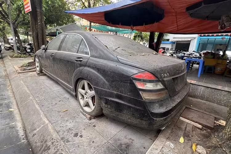 "Chúng tôi đã cử lực lượng xuống nơi chiếc xe đỗ trên vỉa hè để xác minh, sau đó sẽ thông báo tìm chủ phương tiện. Sau thời gian thông báo, nếu không có người đến nhận, sẽ tiến hành cẩu xe đi", lãnh đạo Công an phường Yên Hòa cho biết.