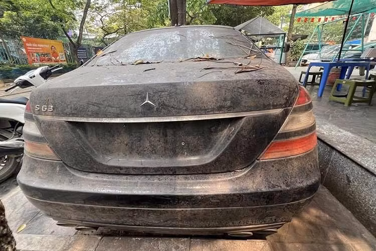Qua những hình ảnh được lan truyền trên mạng xã hội, có thể thấy chiếc Mercedes-AMG S63 này không hề được che chắn hay phủ bạt. Tuy "dầm sương, dãi nắng" nhưng chiếc Mercedes-AMG S63 trông vẫn khá nguyên vẹn. Thậm chí, xe vẫn còn nguyên gương và bộ lốp.