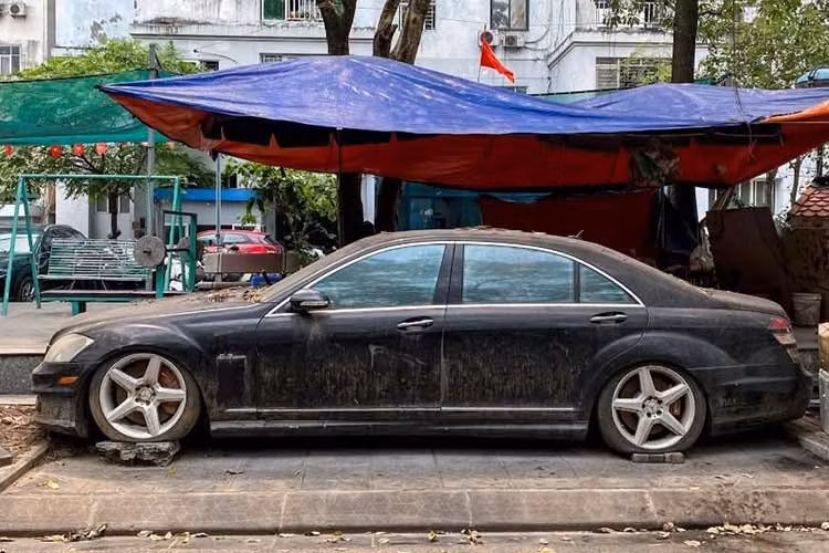 Trước đó vào chiều ngày 4/4/2026, lãnh đạo Công an phường Yên Hòa cho biết đơn vị đang xác minh, tìm chủ nhân chiếc xe sang Mercedes-AMG S63 bị "bỏ quên" trên vỉa hè suốt 10 năm qua.