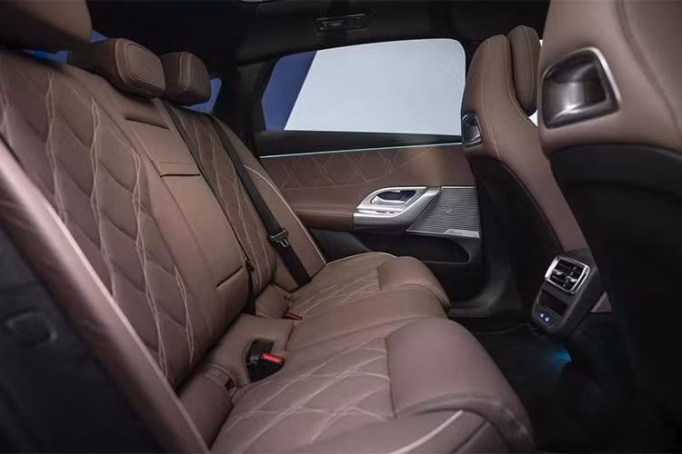 Có thể nhận ra hãng xe sang Mercedes-Benz muốn chiếc sedan C-Class 2027 thuần điện mới của mình mang lại cảm giác như một phiên bản thu nhỏ của S-Class hơn là chỉ đơn thuần là một chiếc sedan điện hóa trong danh mục sản phẩm.