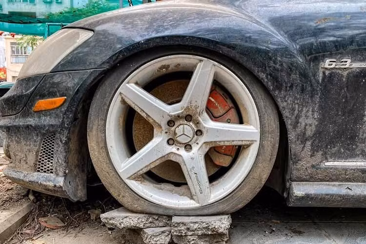 Trong những năm qua, chiếc Mercedes-AMG S63 này đã từng không ít lần xuất hiện trên các mặt báo và diễn đàn, mạng xã hội, thu hút sự tò mò của không ít người. Nguyên nhân là bởi chiếc ôtô hạng sang đời cũ này đã bị chủ nhân "bỏ rơi" trên vỉa hè trong suốt 10 năm qua.