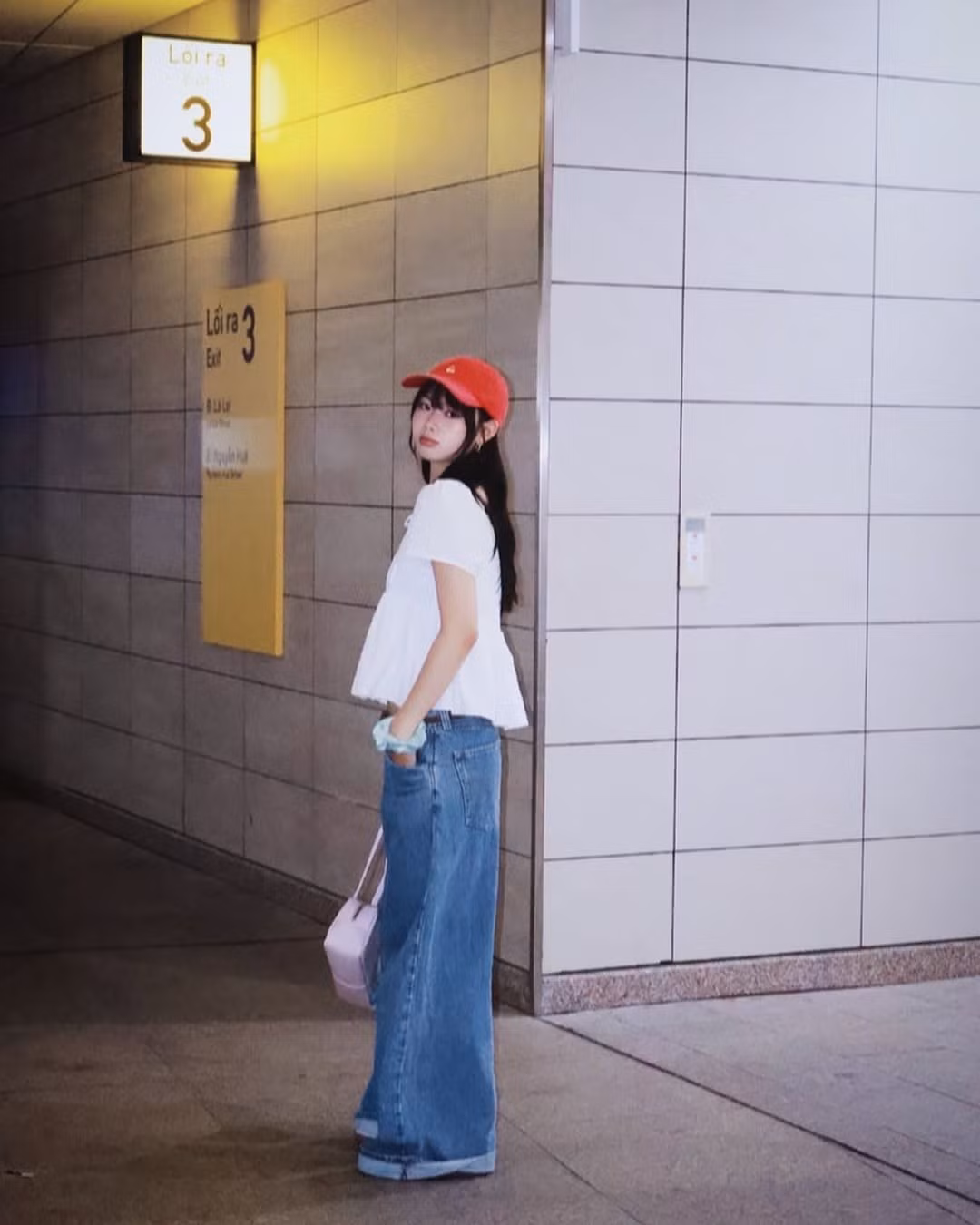 Không ít ý kiến cho rằng, Ánh Sáng sở hữu vibe giống các nữ sinh Nhật Bản, gương mặt đậm nét châu Á và có thể “biến hóa” nhiều style từ dễ thương, bánh bèo đến cool ngầu, cá tính.