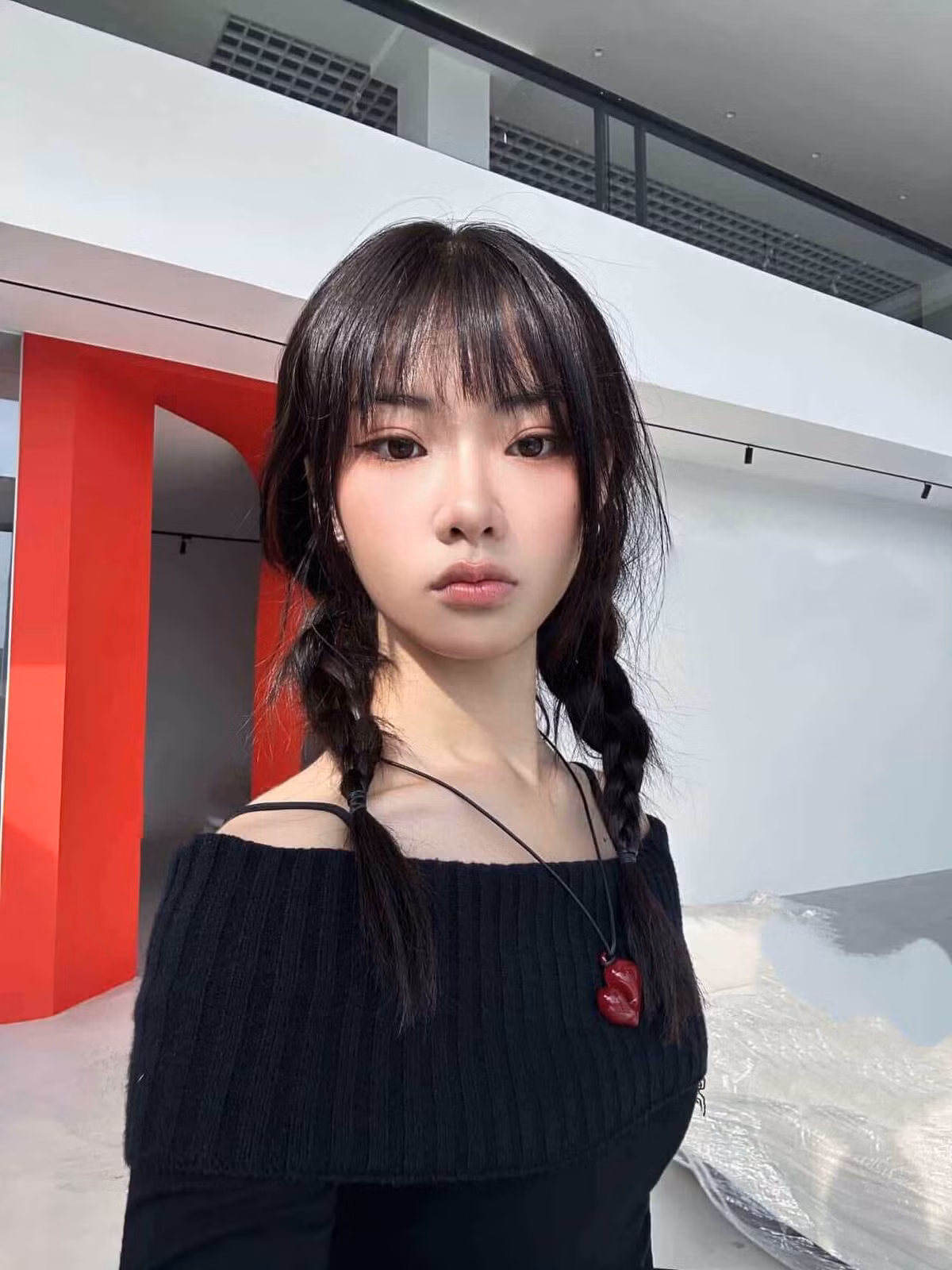 Với gương mặt xinh xắn, giọng hát tốt, sở hữu nhiều yếu tố đúng chuẩn một idol thế hệ mới, Ánh Sáng luôn được gọi tên vào vị trí trung tâm của nhóm nhạc.