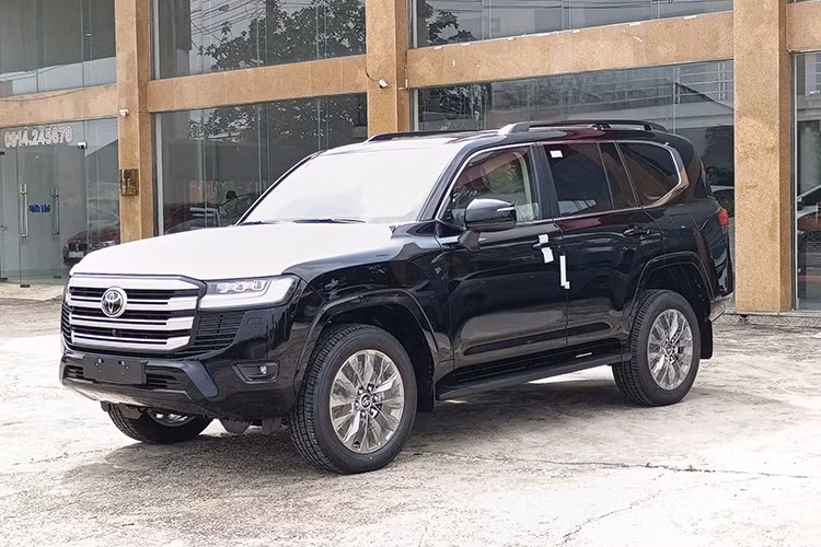 Mẫu SUV cỡ lớn Toyota Land Cruiser LC300 2025 mới đã chính thức cập bến Việt Nam với những nâng cấp về trang bị tiện nghi và công nghệ an toàn. Dự kiến, những chiếc Land Cruiser LC300 2025 đầu tiên sẽ được bàn giao cho khách hàng trong khoảng thời gian từ tháng 6 đến tháng 8 năm nay, theo xác nhận từ các đại lý.