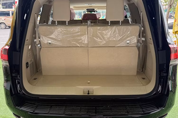 Các trang bị khác gồm; ghế lái chỉnh điện 10 hướng, ghế phụ chỉnh điện 8 hướng, cốp mở rảnh tay, cùng loạt công nghệ an toàn như cảnh báo điểm mù, cảnh báo phương tiện cắt ngang, phanh khẩn cấp tự động, kiểm soát hành trình chủ động, giữ làn đường và điều chỉnh đèn pha tự động.