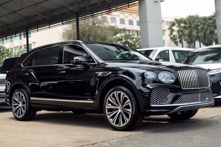 Bentley Bentayga EWB Azure có khả năng tăng tốc từ vị trí đứng yên lên 100 km/h chỉ trong thời gian 4,6 giây, trước khi đạt tốc độ tối đa 290 km/h. Xe cũng được trang bị hệ thống đánh lái bốn bánh điện tử, ở tốc độ cao, hệ thống xoay nhẹ hướng di chuyển bánh sau theo phương song song với hướng đánh lái bánh trước của người điều khiển.