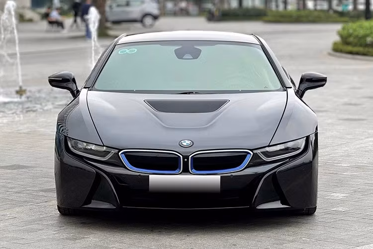 Sự kết hợp này mang đến cho BMW i8 tổng công suất 372 mã lực và mômen xoắn cực đại 570 Nm. BMW i8 còn có khả năng tiết kiệm nhiên liệu ấn tượng. Theo công bố của hãng, mức tiêu thụ xăng của i8 vào khoảng 2.1L/100km.