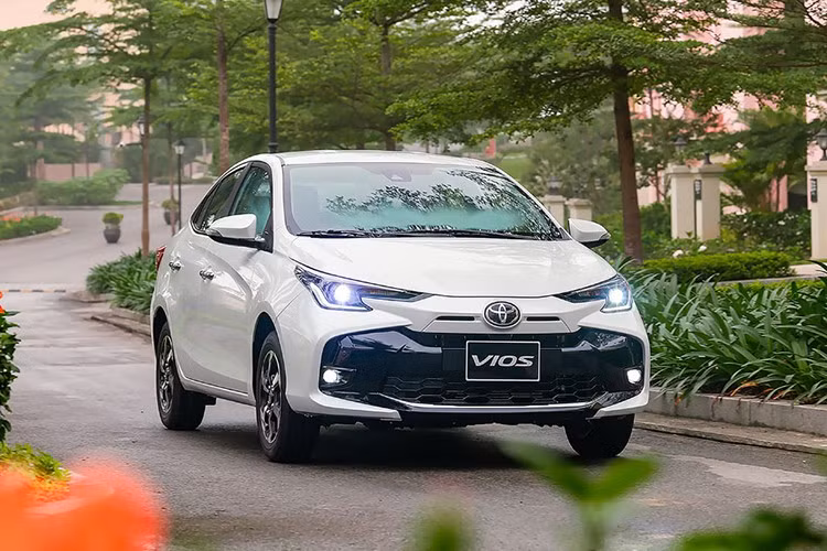 Toyota Vios là mẫu xe bán chạy nhất phân khúc sedan hạng B trong tháng 5/2025 vừa qua. Mẫu xe này đạt doanh số 1.148 chiếc, tăng trưởng đến 48,5%, cao nhất trong phân khúc, và đánh bại Honda City. Doanh số cộng dồn trong 5 tháng đầu năm 2025 của mẫu sedan được mệnh danh "xe quốc dân" hiện cũng dẫn đầu phân khúc.