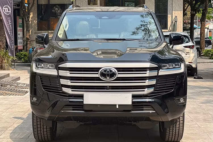 Nếu khách hàng chọn màu trắng ngọc trai, cần chi thêm 20 triệu đồng, cao hơn 9 triệu so với trước. Tuy nhiên, nếu muốn nhận xe sớm, khách hàng Việt sẽ phải chấp nhận chi thêm khoản "tiền lạc" không nhỏ cho đại lý.