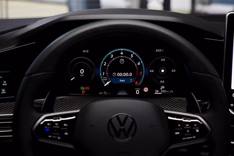 Mức giá sở hữu phiên bản hiệu suất cao Golf R không hề rẻ, tại Đức, giá bán Golf R333 (động cơ 2.0 EA888) từ 76.410 EUR khoảng 88.938 USD quy đổi 2,32 tỷ đồng. Trong khi Golf R bản tiêu chuẩn từ 55.540 EUR khoảng 64.646 USD quy đổi 1,68 tỷ đồng.