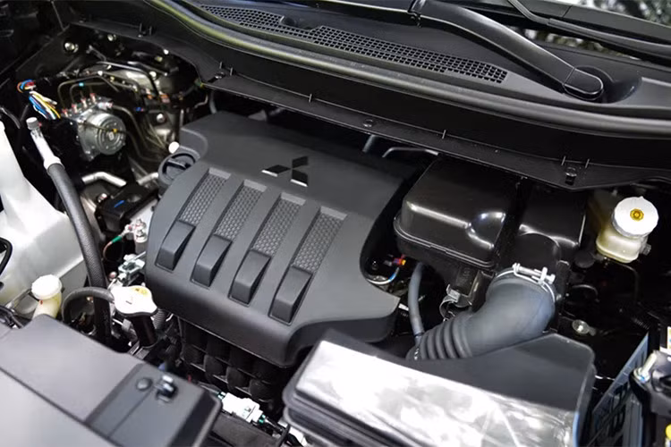 Về vận hành, Mitsubishi Xpander 2026 vẫn sử dụng động cơ xăng 1.5L 4 xi-lanh mã 4A91, tích hợp công nghệ van biến thiên MIVEC. Động cơ này cho công suất cực đại 105 PS tại 6.000 vòng/phút và mô-men xoắn 141 Nm tại 4.000 vòng/phút.