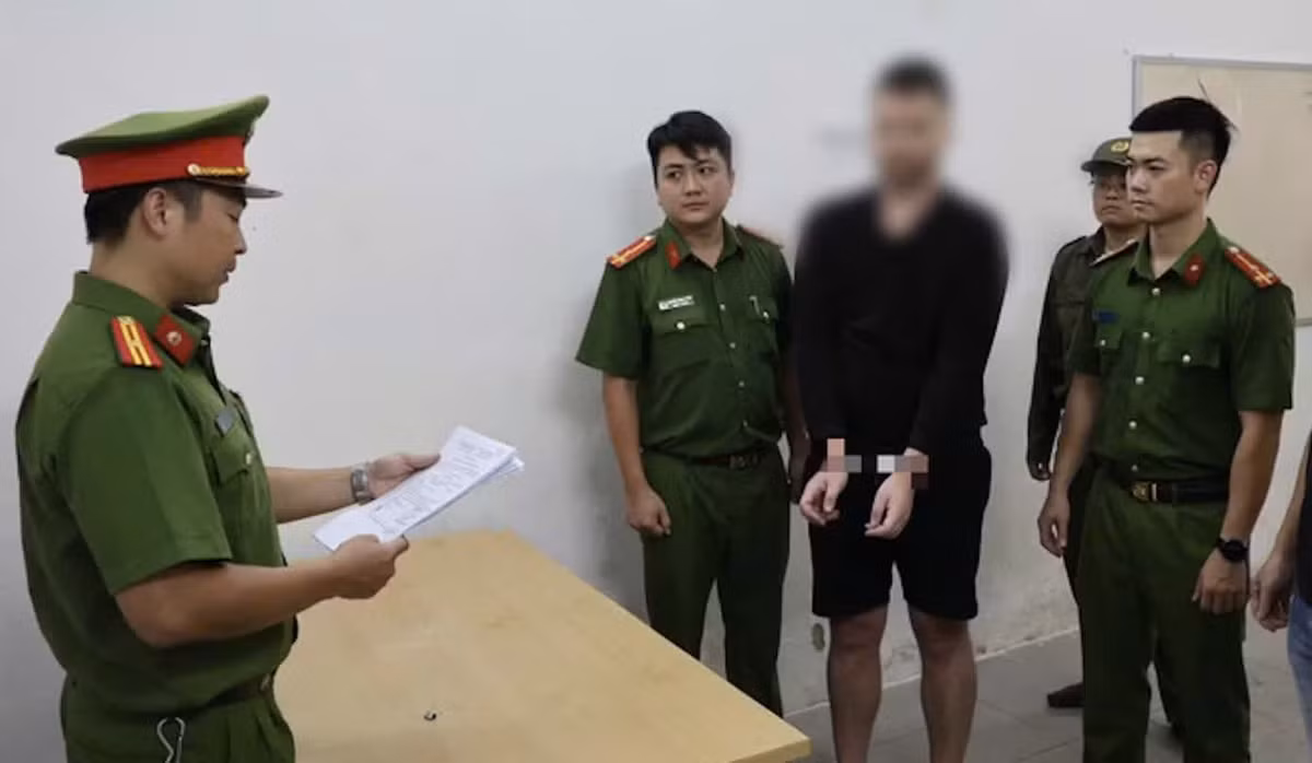 Công an thực hiện lệnh khởi tố đối với đối tượng L.S.G.