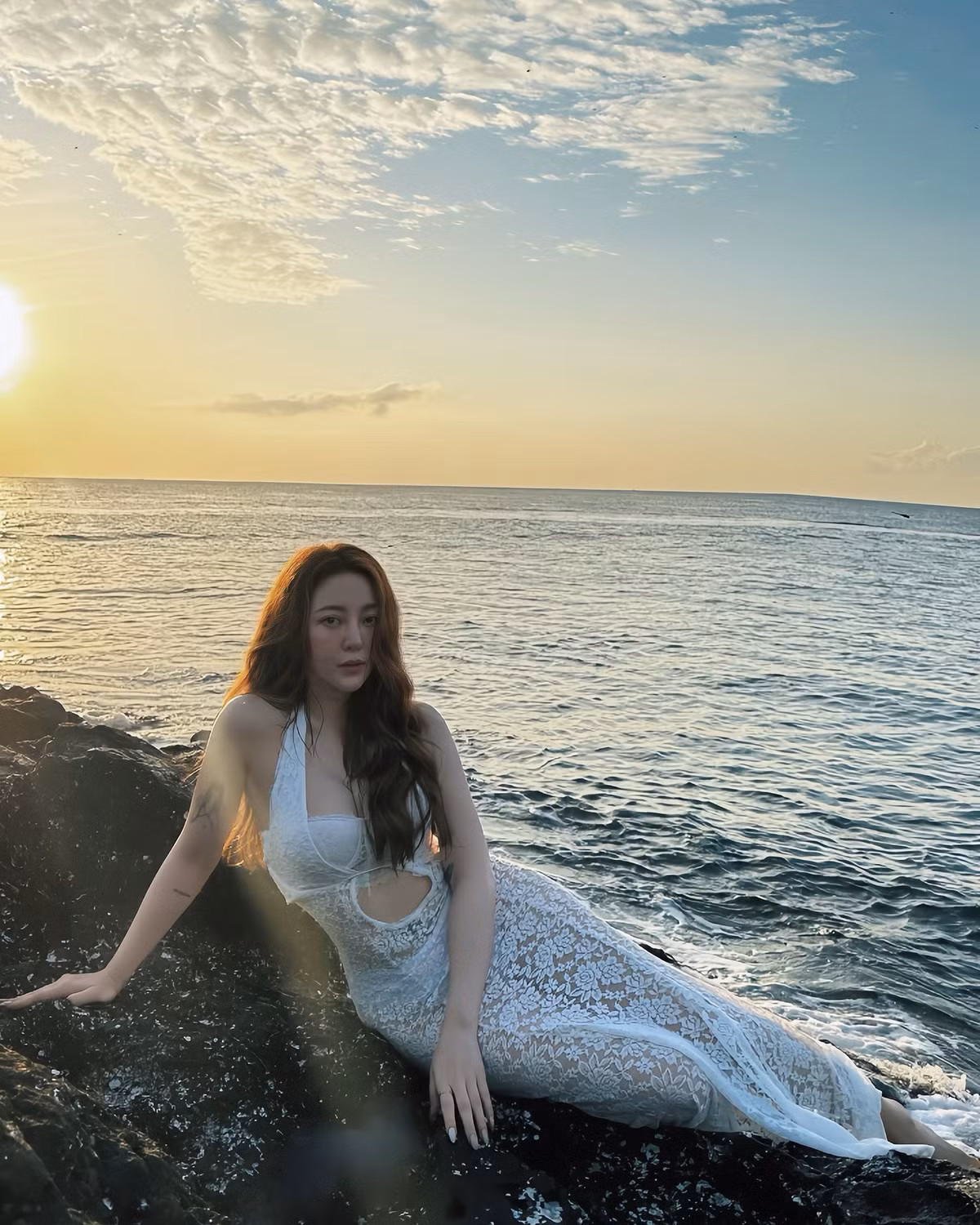 Đặc biệt, trong những ngày hè rực nắng, những shoot hình khoe dáng bên bãi biển của cô luôn trở thành "cơn bão" trên các nền tảng mạng xã hội, thu hút hàng chục ngàn lượt tương tác.