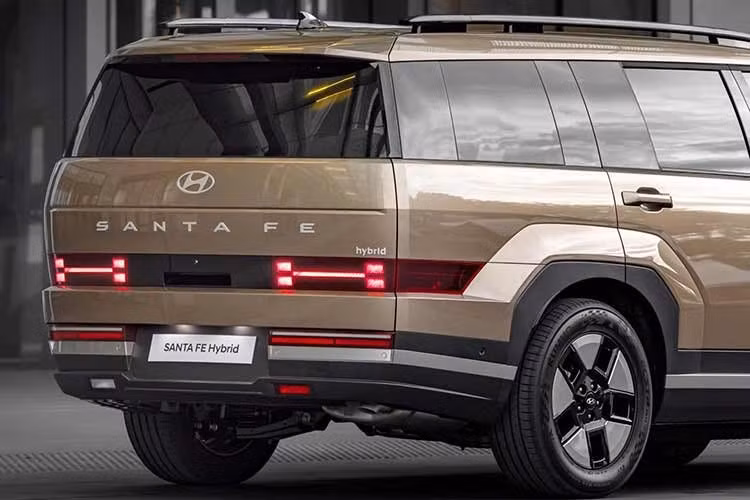 Ngoài ra, SantaFe 2026 mới cũng được trang bị 6 túi khí và camera lùi, riêng bản Prestige được nâng tầm với camera 360 độ, cảm biến đỗ sau, hệ thống tránh va chạm khi lùi PCA-R và màn hình quan sát điểm mù.