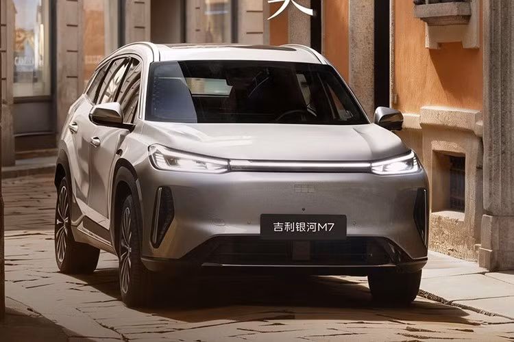 Sau khi ra mắt thị trường Trung Quốc vào hồi tháng 3/2026, Geely Galaxy M7 đã chính thức được mở bán. Xe có 3 phiên bản, bao gồm Explorer, Explorer+ và Starship cùng giá mở bán từ 139.800-156.800 Nhân dân tệ (khoảng 489-549 triệu đồng). Giá bán chính thức của xe sẽ thay đổi nhẹ khi về đại lý hãng.