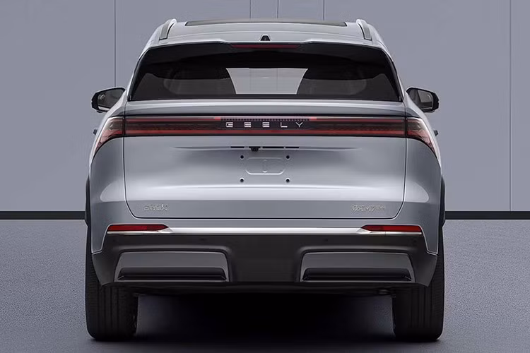 Geely Galaxy M7 sở hữu chiều dài x rộng x cao lần lượt 4.770 x 1.905 x 1.685 mm và chiều dài cơ sở 2.785 mm. Đây là lần đầu tiên dòng Galaxy M của Geely có một mẫu xe cỡ trung. Chưa dừng ở đó, Galaxy M7 còn được áp dụng ngôn ngữ thiết kế mới nhất của Geely, nổi bật với dải đèn LED mỏng dài hơn 2 mét nằm vắt ngang đầu xe.