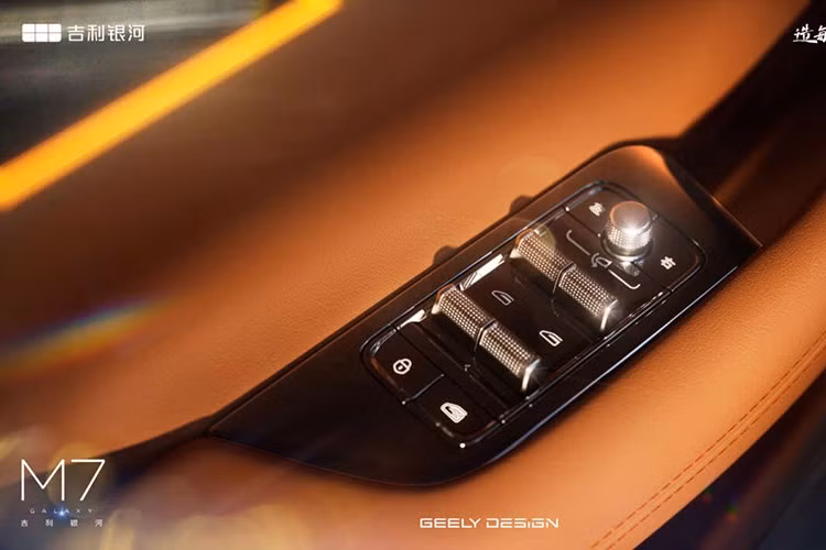 Geely Galaxy M7 còn được trang bị hệ thống lái thông minh Qianli Haohan (G-ASD) H3 tiêu chuẩn, hỗ trợ lái tự động theo lộ trình định sẵn (NOA) trên đường cao tốc và đường trên cao với khả năng tự động chuyển làn cũng như xử lý ở lối lên/xuống. Hệ thống cũng có thể nhận diện hơn 300 tình huống đỗ xe. Tính năng phanh khẩn cấp AEB hoạt động ở tốc độ lên tới 120 km/h. Trong khi đó, hệ thống đánh lái tránh va chạm AES có thể hoạt động ở vận tốc lên tới 130 km/h.