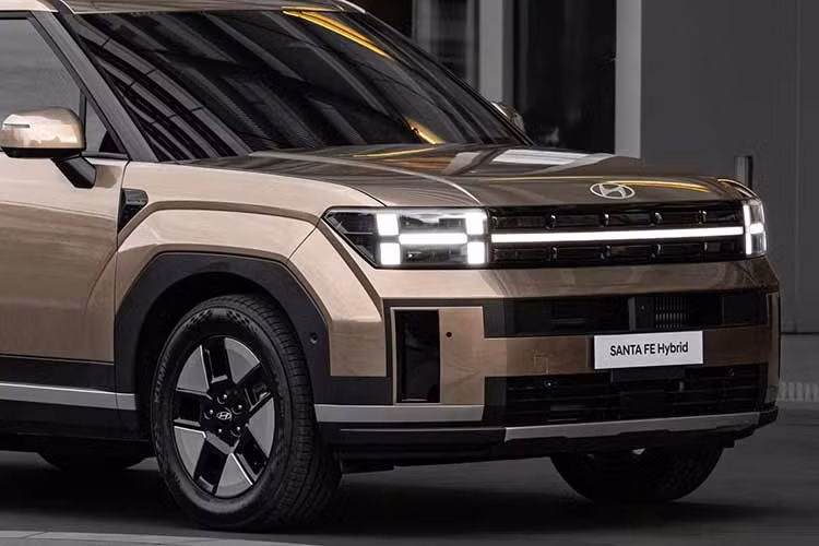 Đối với trang bị an toàn, Hyundai đã mang đến cho SantaFe 2026 gói công nghệ hỗ trợ lái chủ động, bao gồm cảnh báo va chạm phía trước, hỗ trợ giữ làn đường và kiểm soát hành trình thích ứng. Các phiên bản cao cấp còn được bổ sung hệ thống cảnh báo điểm mù, cảnh báo phương tiện cắt ngang khi lùi...